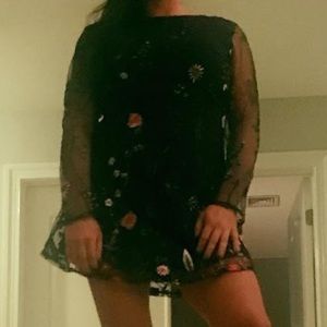 Flower embroidered mini dress.💙